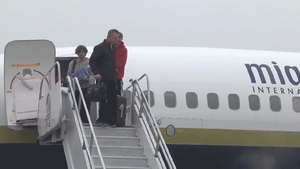 Tommy Tuberville Falling Off A Plane Is The Best Thing We’ve Seen Since The Cop Slide (jalopnik.com)