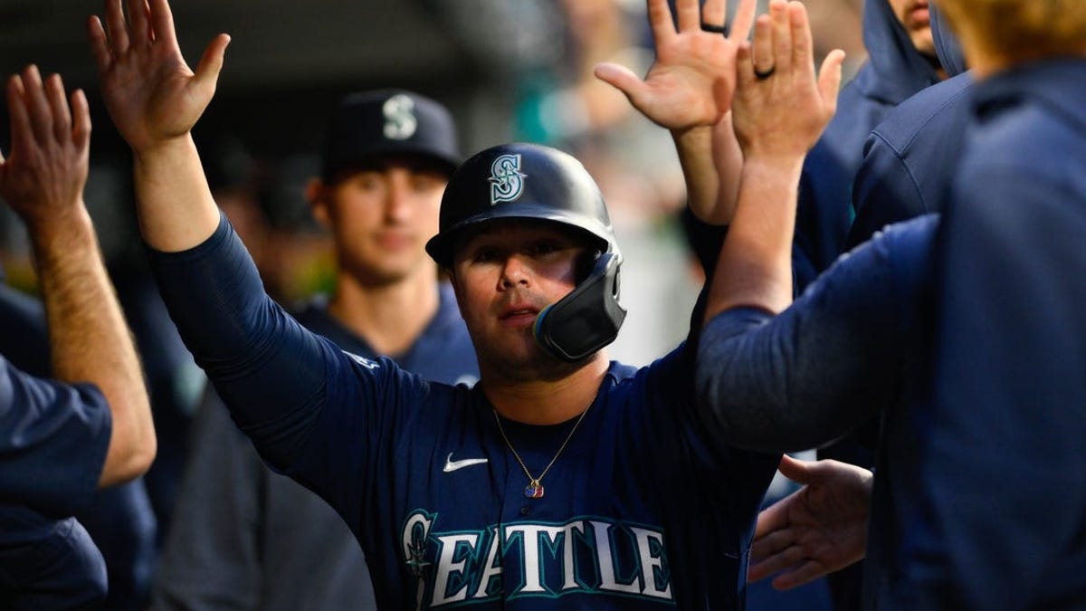 Mariners drop A's for fourth straight win
