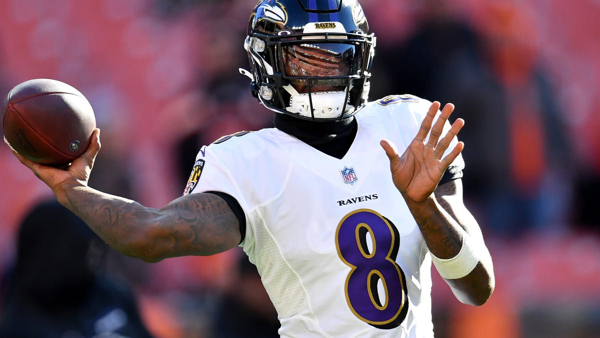 Lamar Jackson signs autographs for Jets players after Ravens win