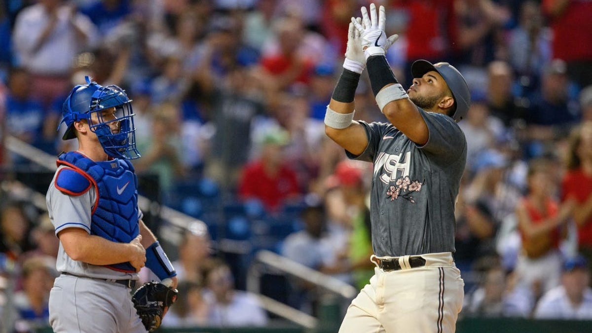 J.D. Martinez homers as Dodgers beat Nationals