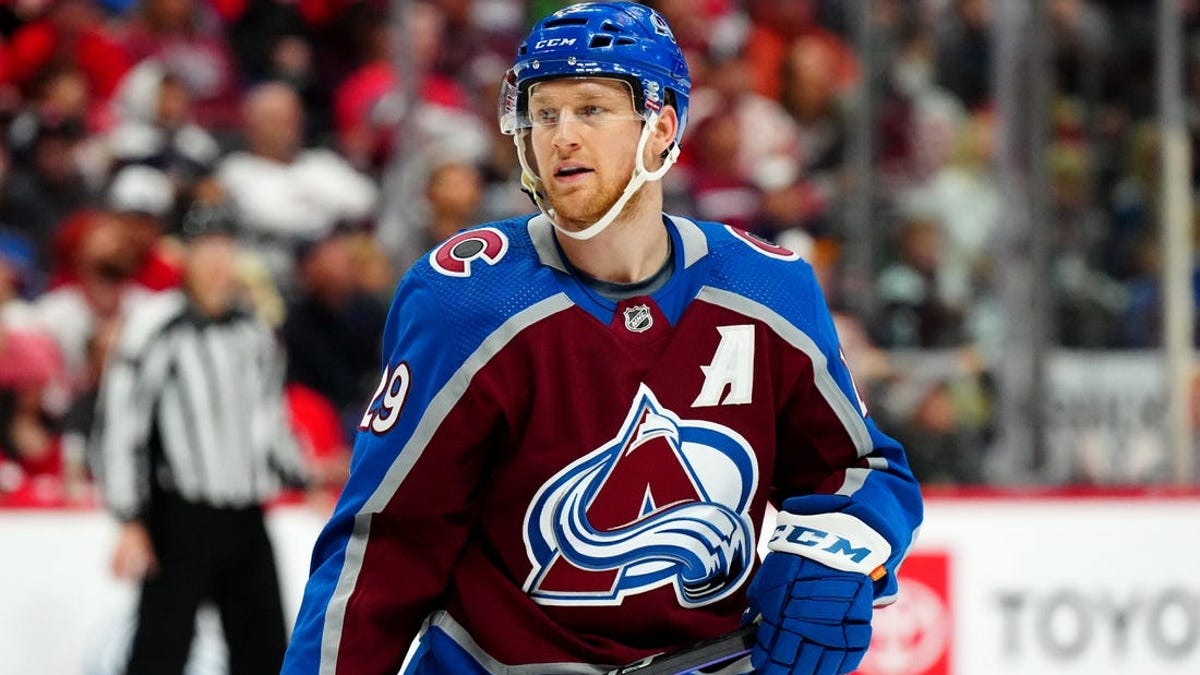 Avalanche extends winning streak to eight with 3-1 triumph over