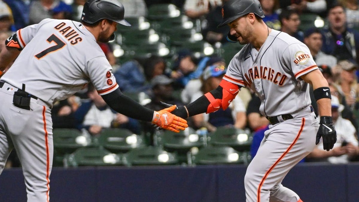 Giants' win streak snapped at four games by Brewers