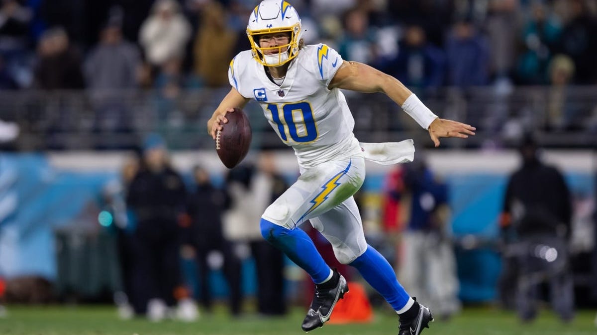 Chargers QB Justin Herbert still recovering from shoulder surgery