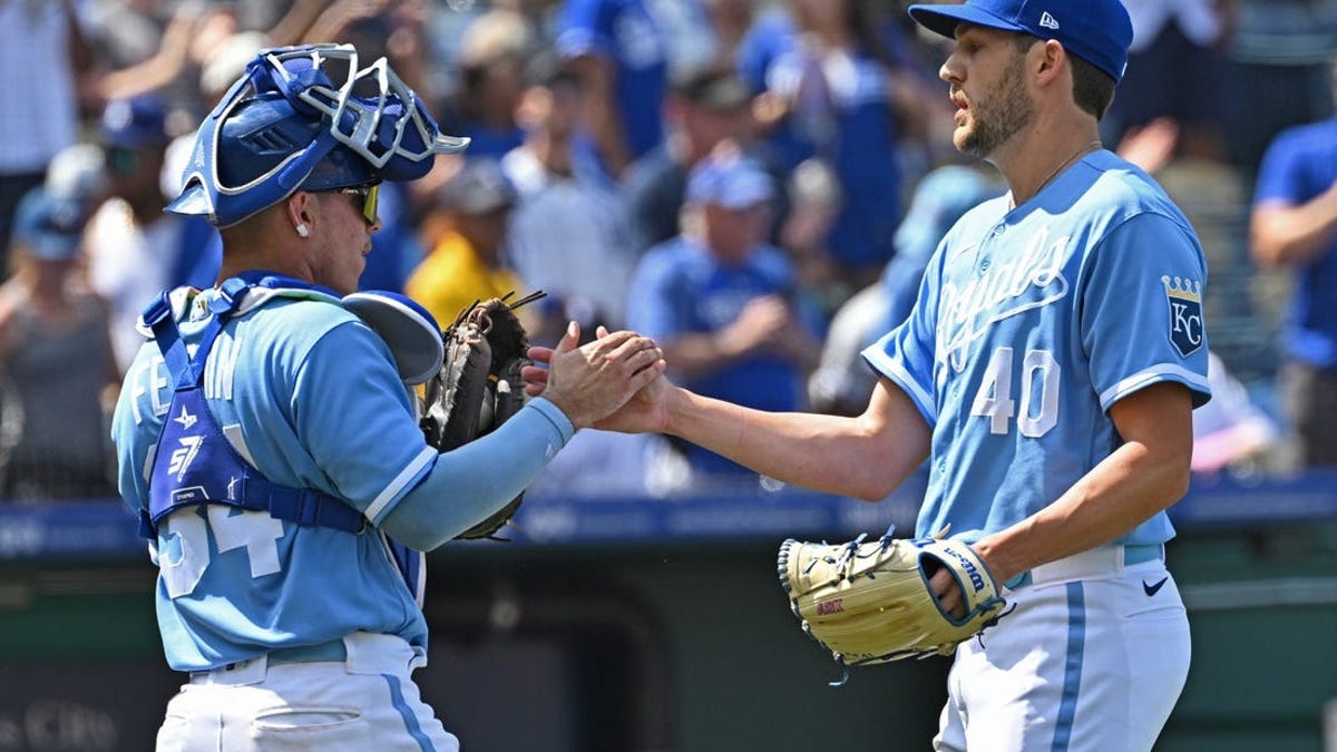 Salvador Perez, Royals take second game over Twins