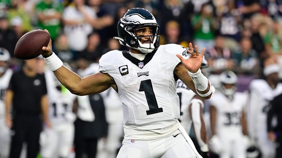 Jalen Hurts throws two touchdowns as Philadelphia Eagles beat Minnesota  Vikings