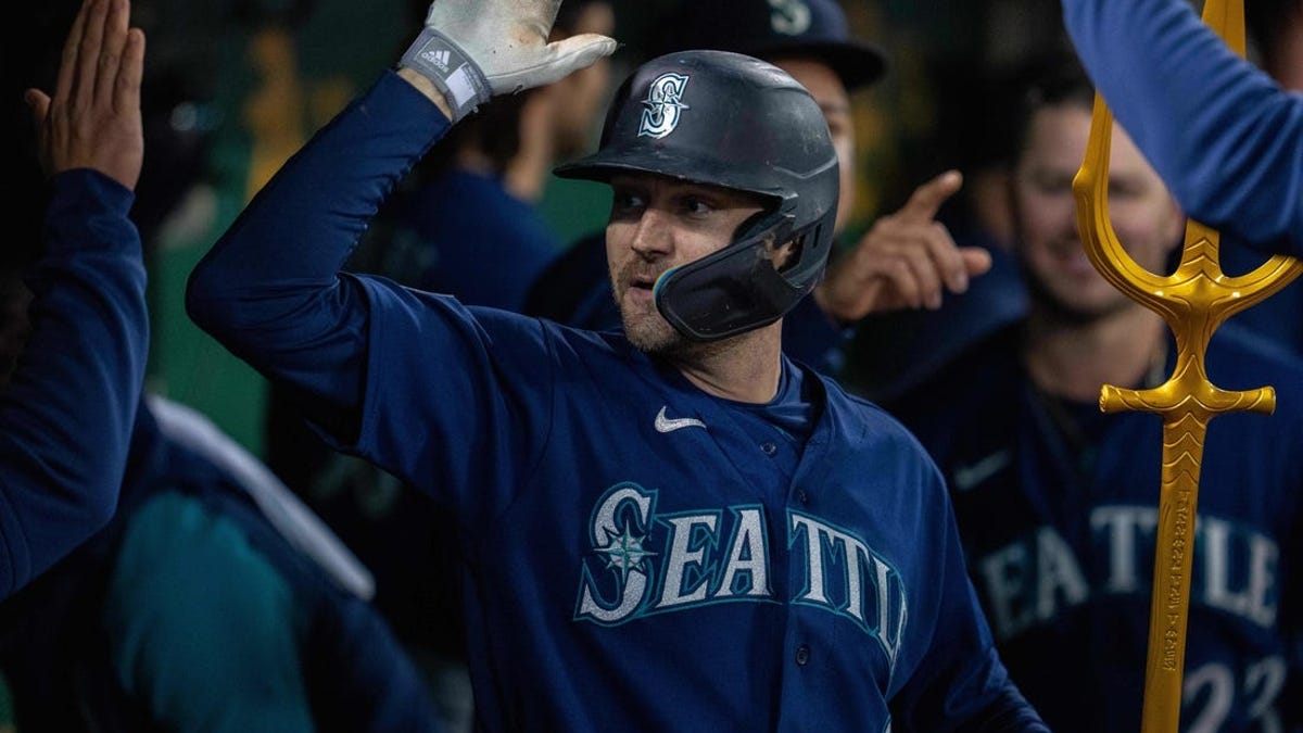 Mariners rally late, post five-run 10th to sink Athletics