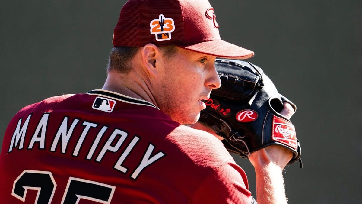 Arizona Diamondbacks relief pitcher Joe Mantiply (35) in the