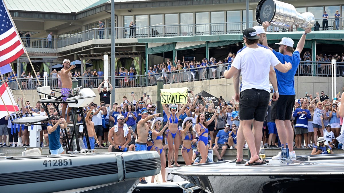 Stanley Cup dented as Lightning celebrate with Tampa boat parade