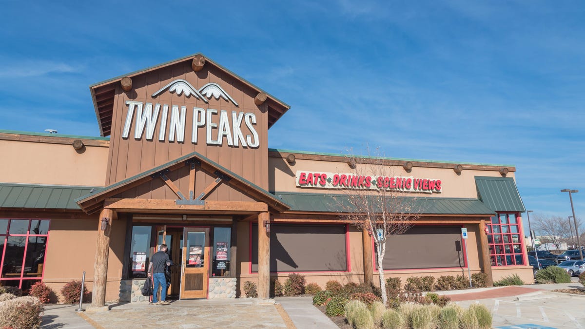 Twin Peaks: The Foodie 'Breastaurant,' How it Compares to Hooters