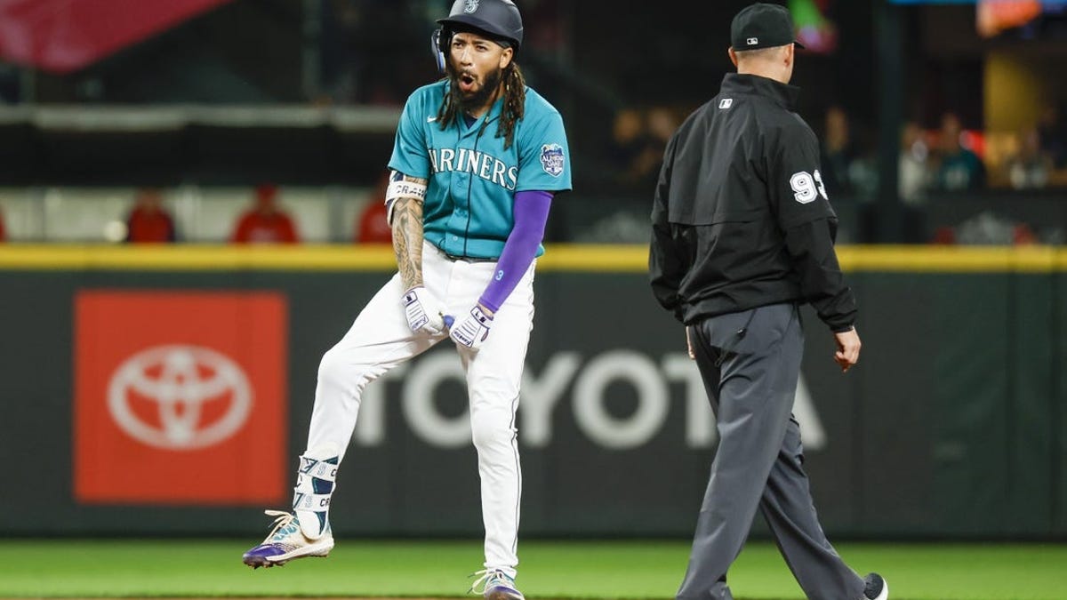 Mariners Break Up Perfect Game Bid in 6th, Beat Angels 8-2 - Bloomberg