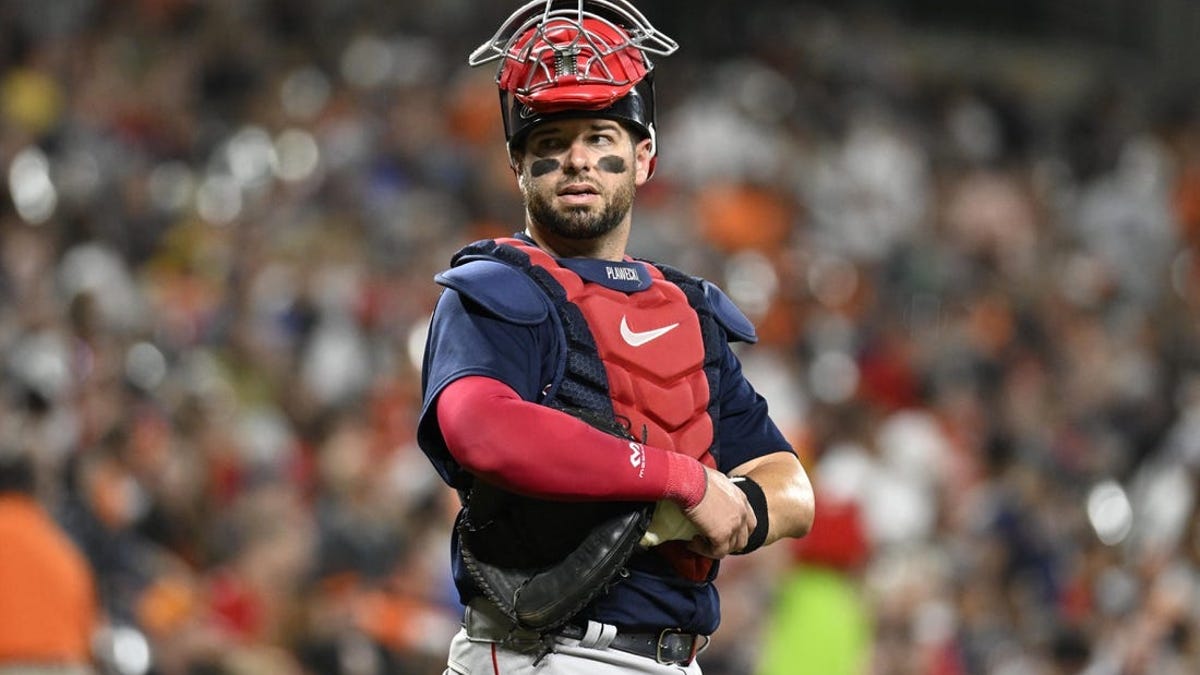 Rangers release veteran catcher León from minor league deal