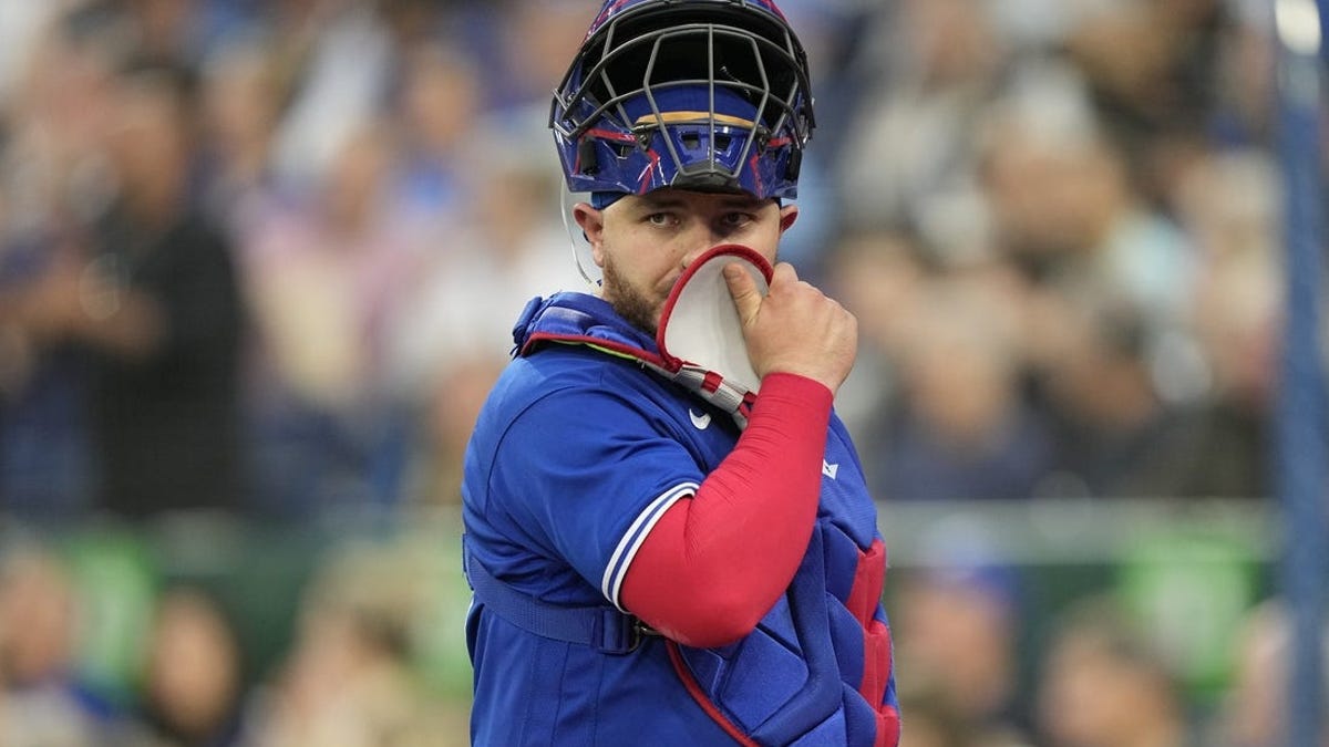 Kirk exits early with bruised hand after 4-hit night in Blue Jays' rout of  Brewers