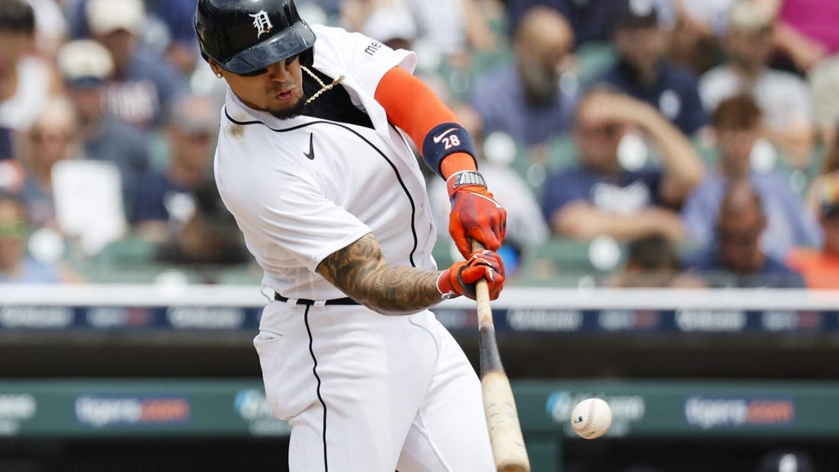 Javier Baez hits his first homer with the Tigers 