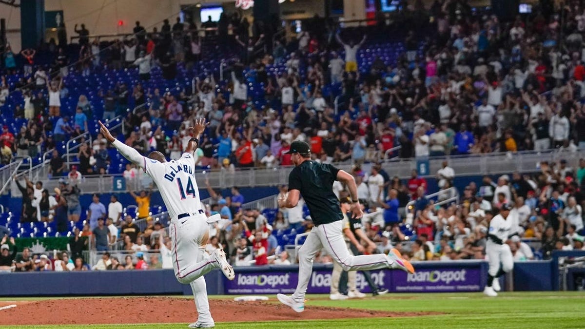 Segura, Fortes singles in 9th rally Marlins over Padres, Hader 2-1