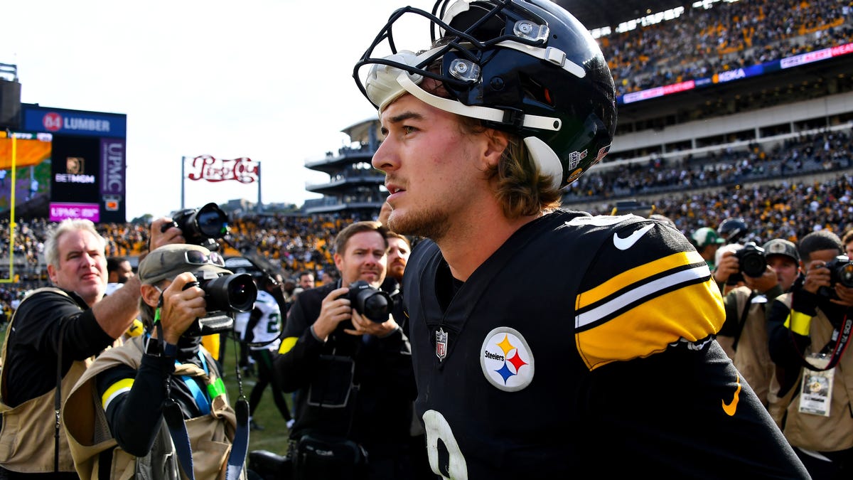 Steelers' rookie QB Kenny Pickett has replaced Mitch Trubisky.