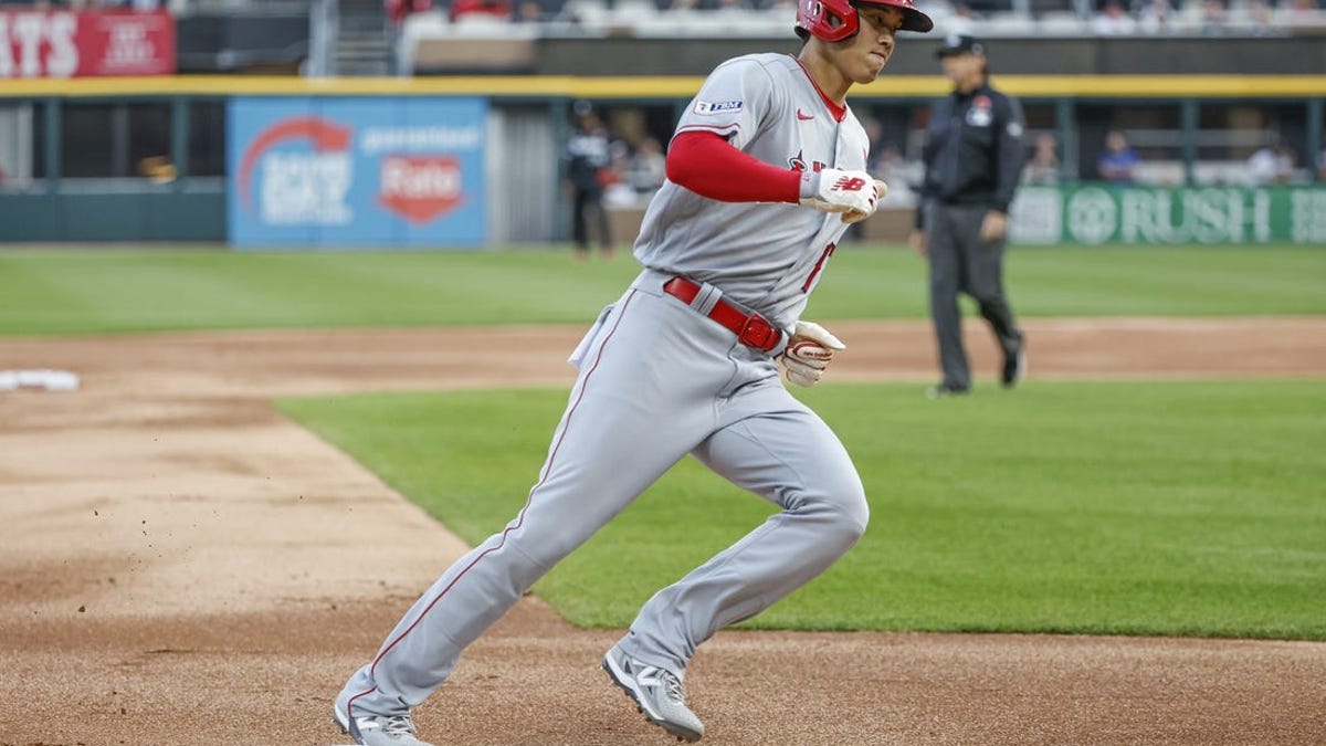 Angels set tone early, hold on to beat White Sox