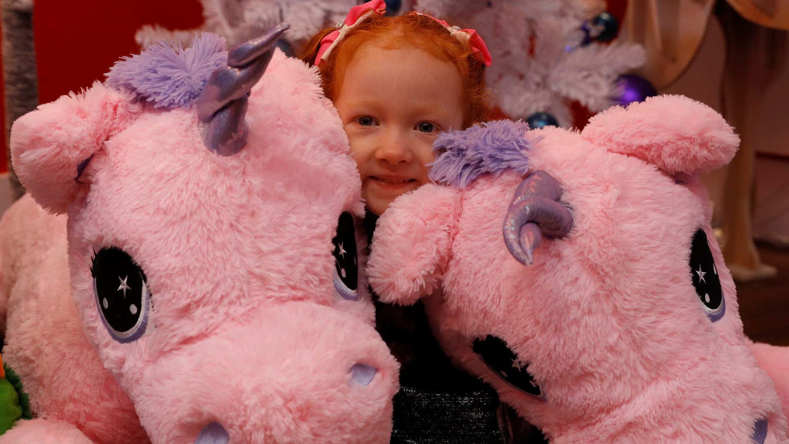 Aston Robertson-Jeyes, 3, plays with Unice Unicorn, at the launch of Hamleys top Christmas toys launch in London, Britain, September 26, 2018. REUTERS/Peter Nicholls – RC145C9E7680
