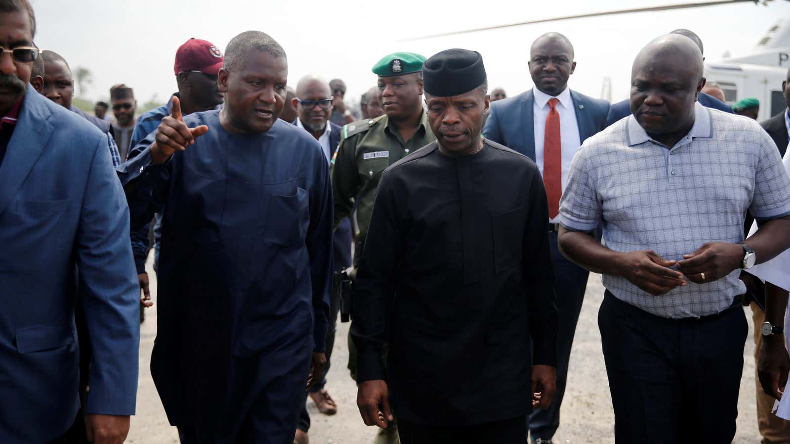Africa’s richest man, Aliko Dangote (L), Nigeria’s vice president Yemi Osinbajo (C) and Lagos’ governor Akinwunmi Ambode on tour of the Dangote oil refinery site, June 2016.