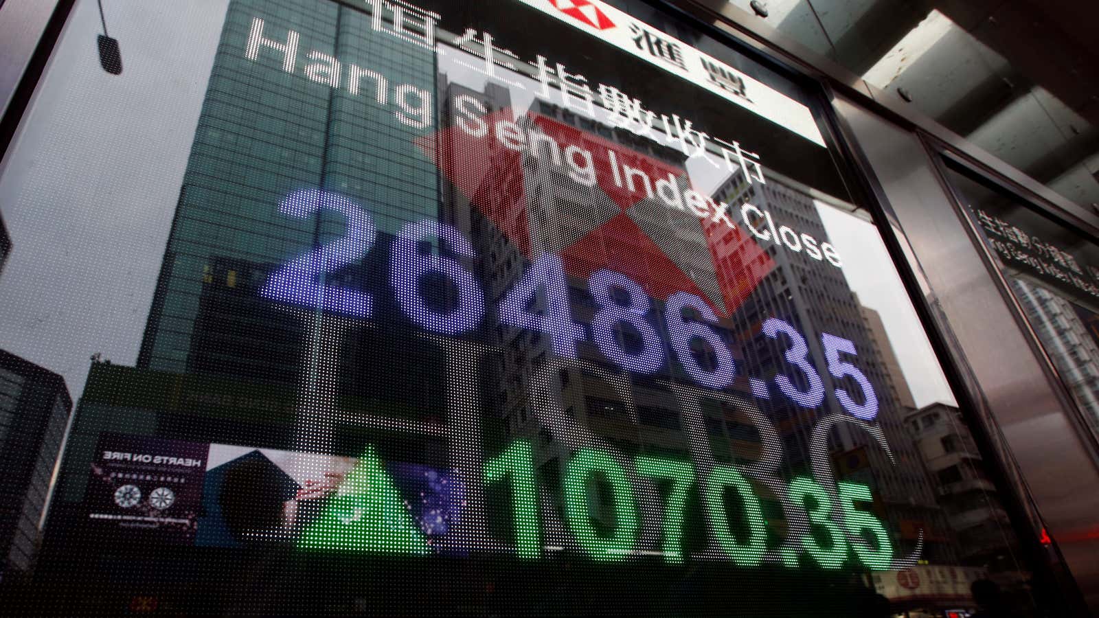 A panel displays the closing Hang Seng Index outside a bank in Hong Kong, China November 2, 2018. REUTERS/Bobby Yip