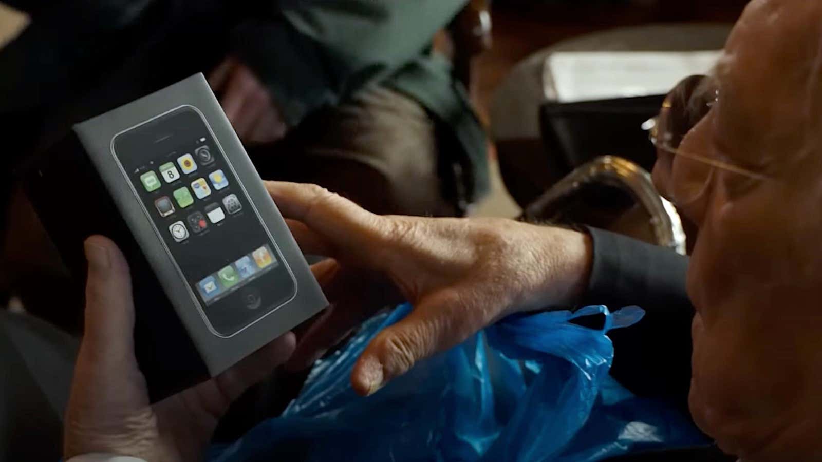 Actor Donald Sutherland examining the packaging for the iPhone 1 in Netflix&#39;s Mr. Harrigan&#39;s Phone 
