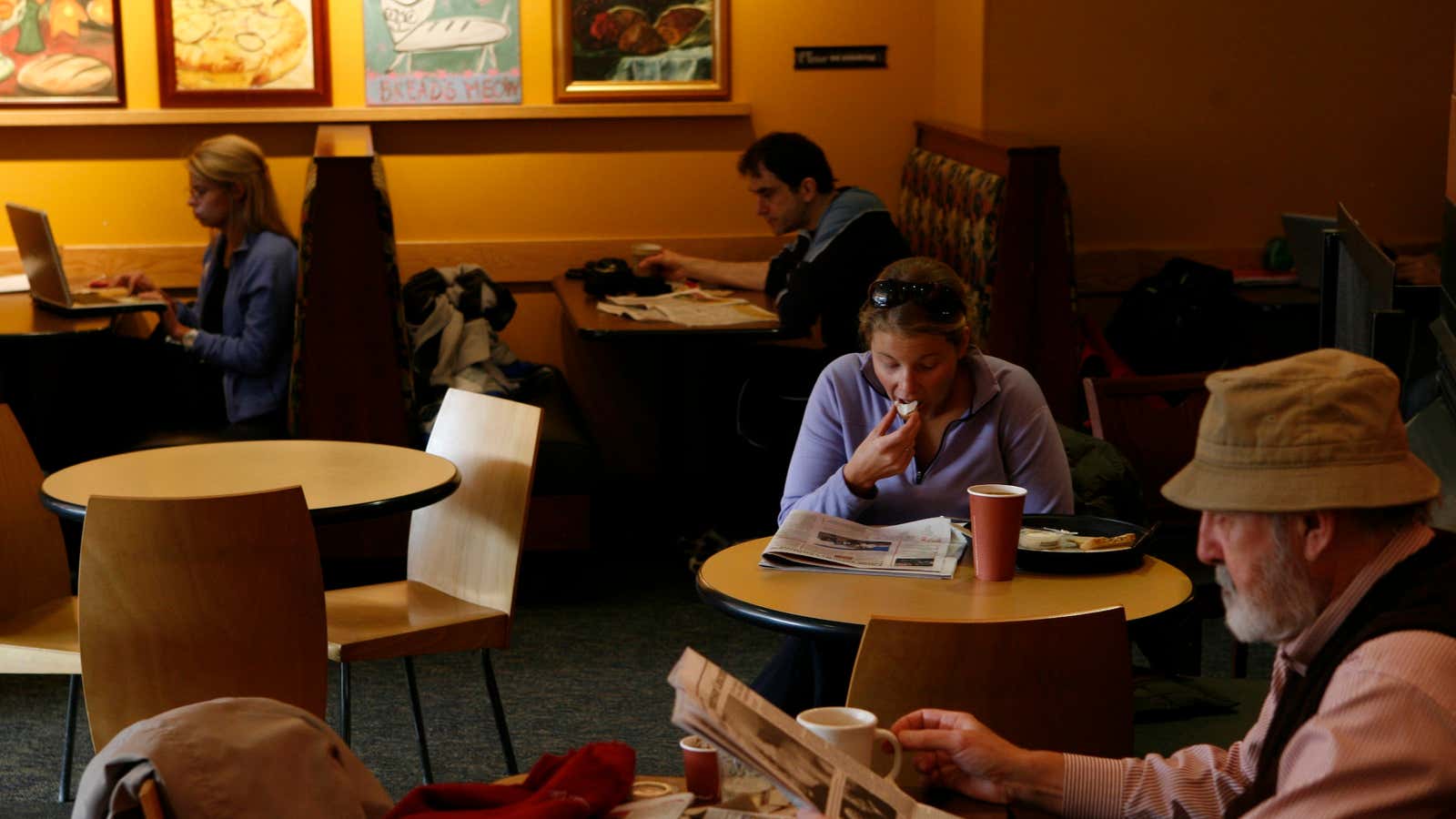 Customers relax at a Panera Bread Co restaurant in Chicago February 12, 2009. REUTERS/John Gress (UNITED STATES) – RTXBK0E