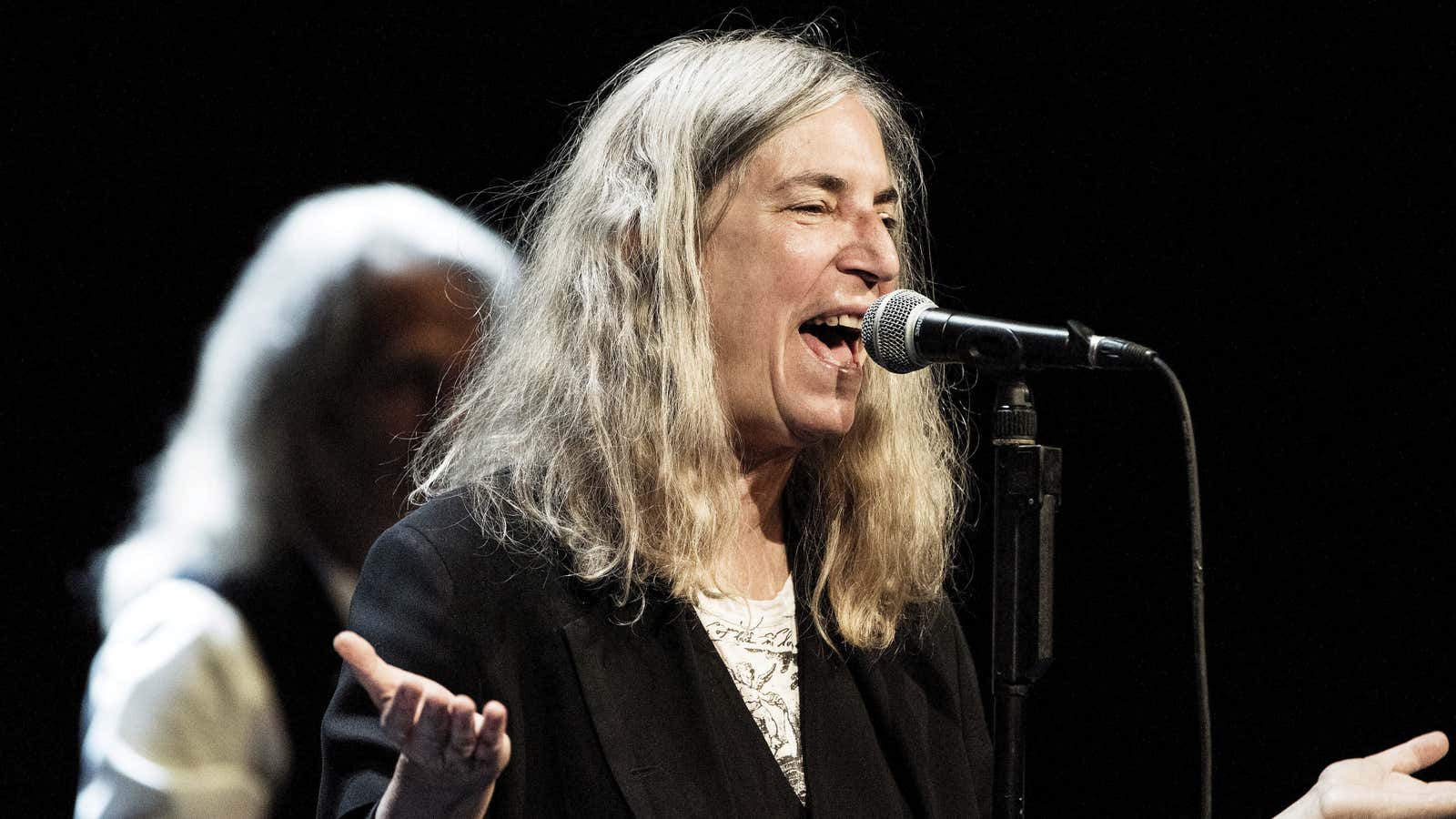 Patti Smith steps into Dylan’s shoes.