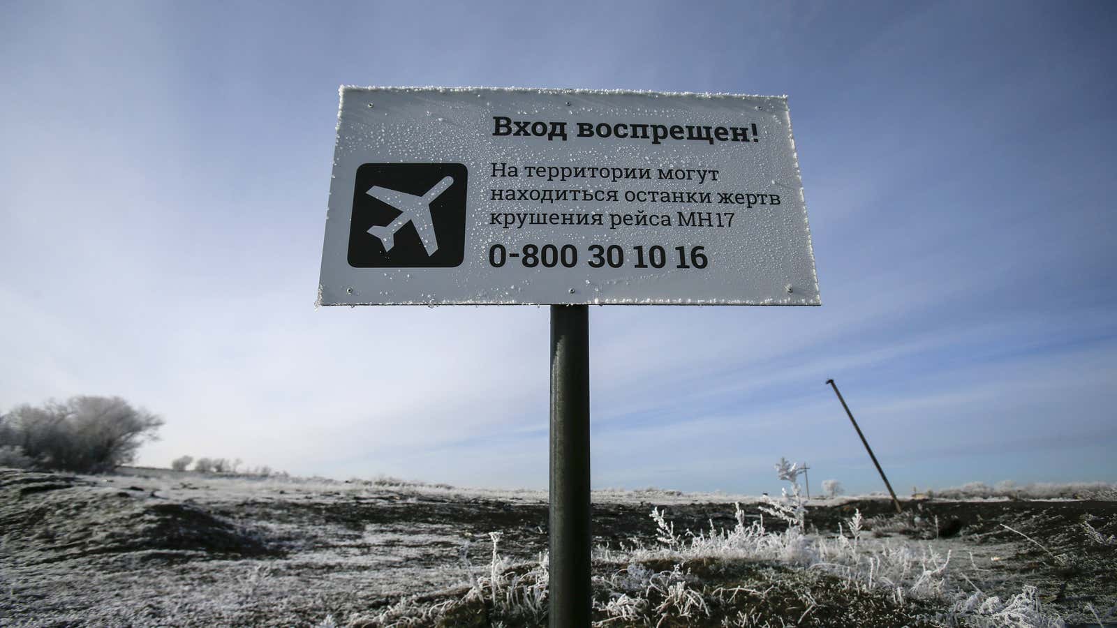 “No entrance! There may be remains of the victims of flight MH17 crash at the territory”.