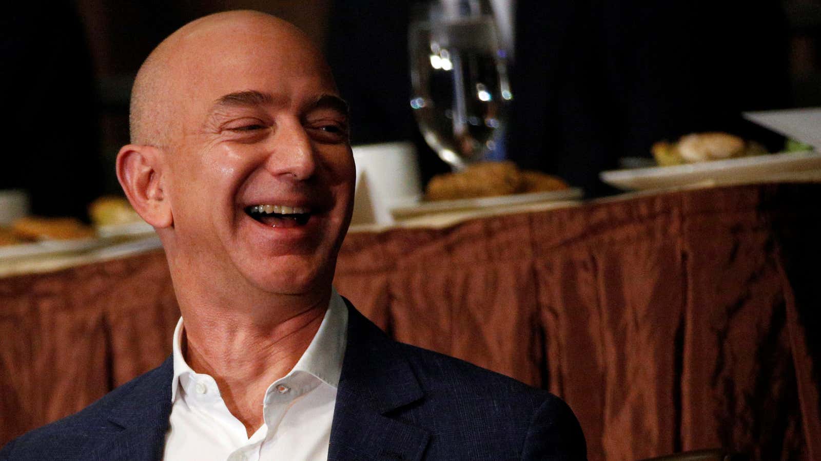 Amazon CEO Jeff Bezos addresses the Economic Club of New York in New York City, U.S., October 27, 2016. REUTERS/Brendan McDermid – RTX2QRBG