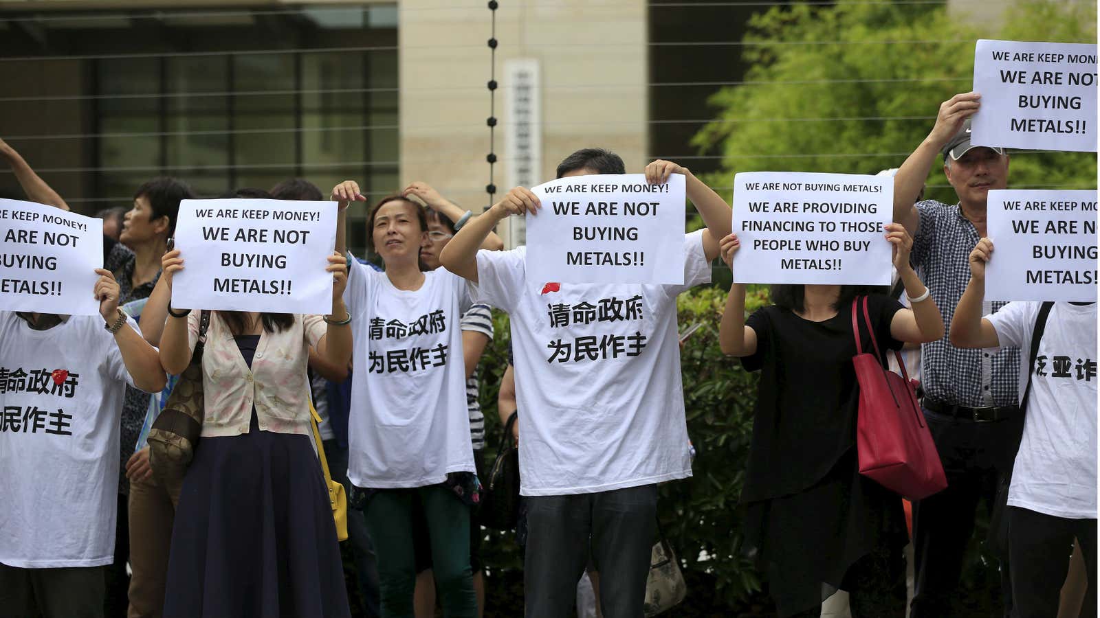 Fanya’s investors protest outside Shanghai’s banking regulator on Sept. 25, 2015.