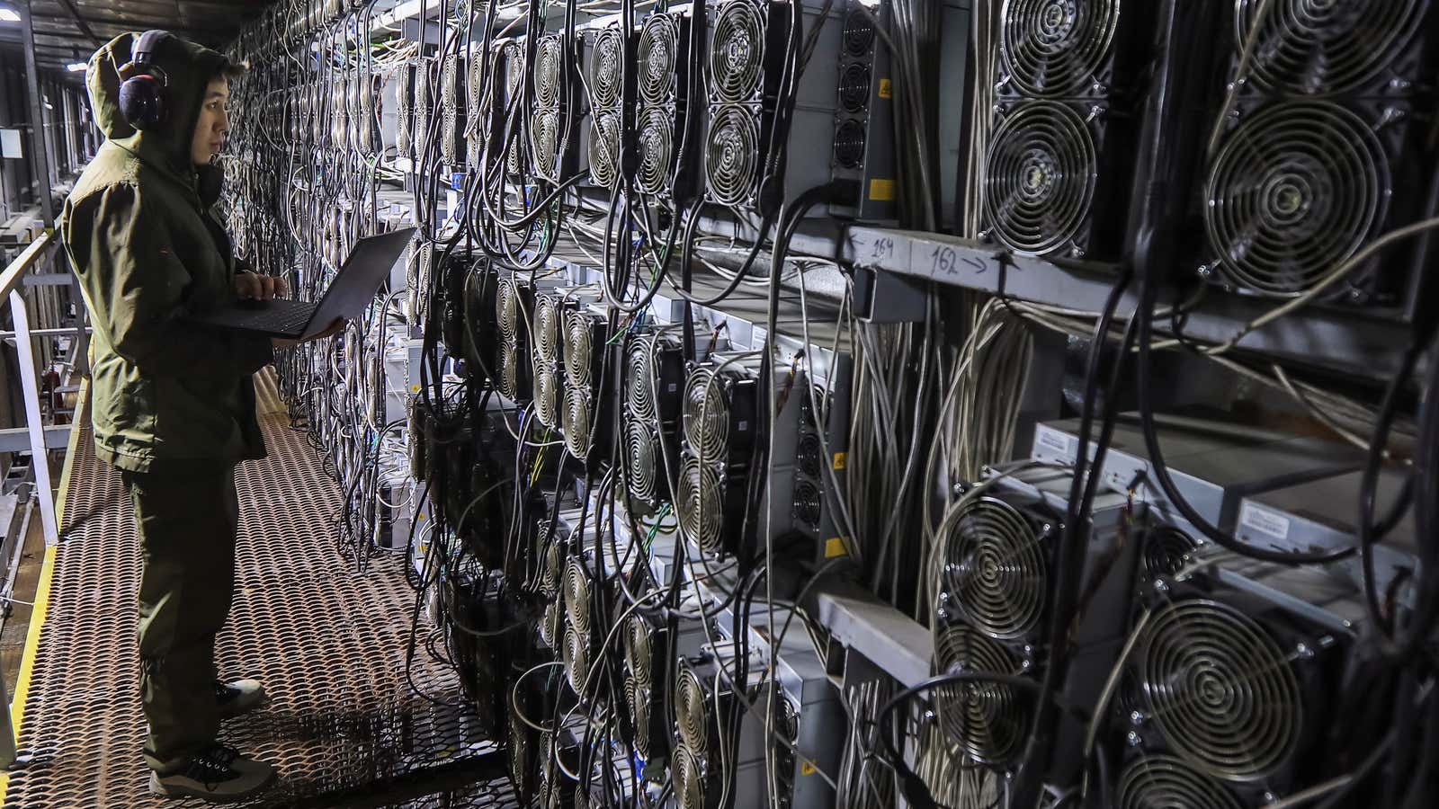 Bitcoin mining centers in Kazakhstan are shutting down as the price of bitcoin crashes.