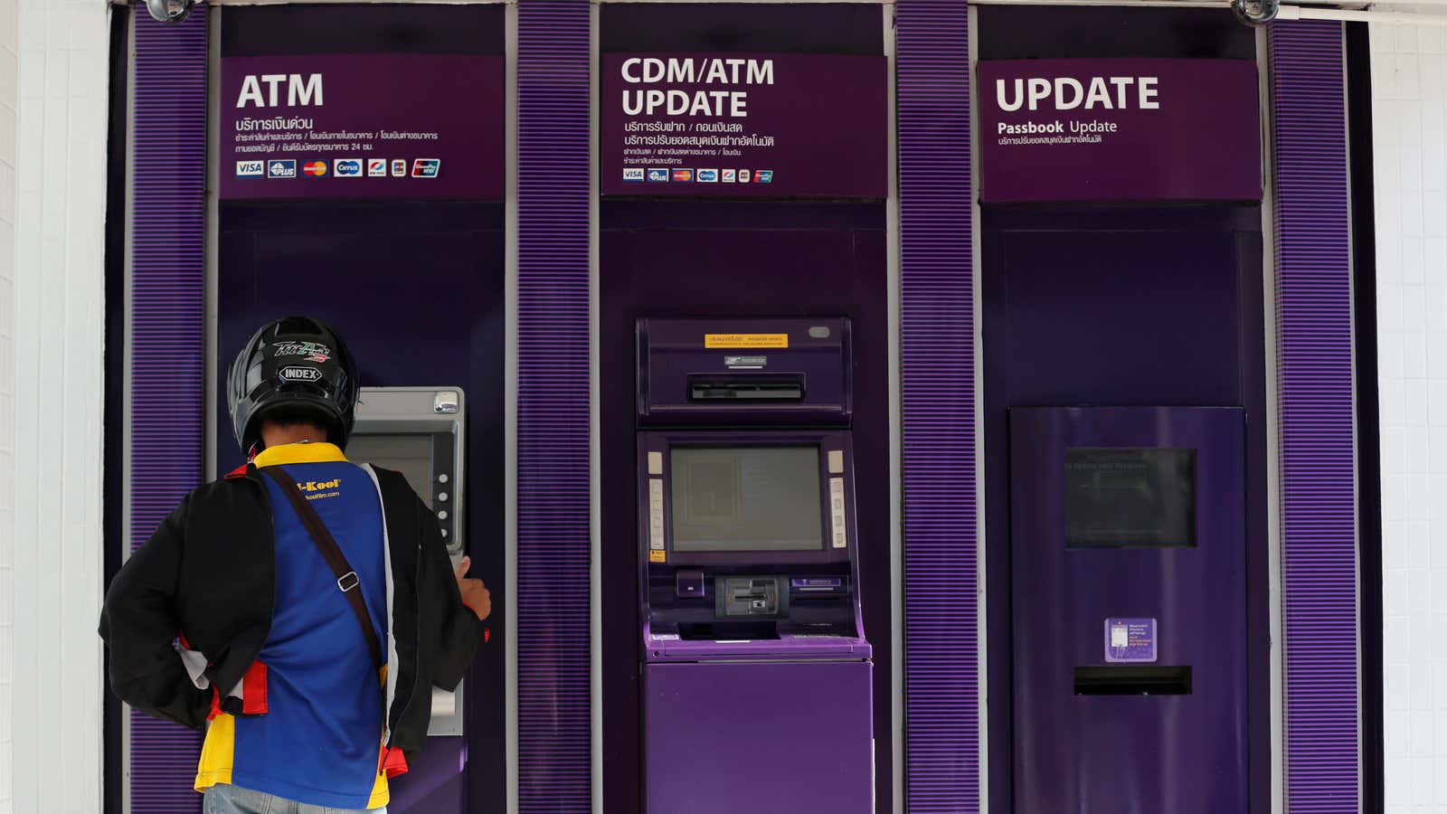 A man uses an ATM machine at the Siam Commercial Bank branch in central Bangkok, Thailand, January 23, 2017. REUTERS/Chaiwat Subprasom – RTSWXOX