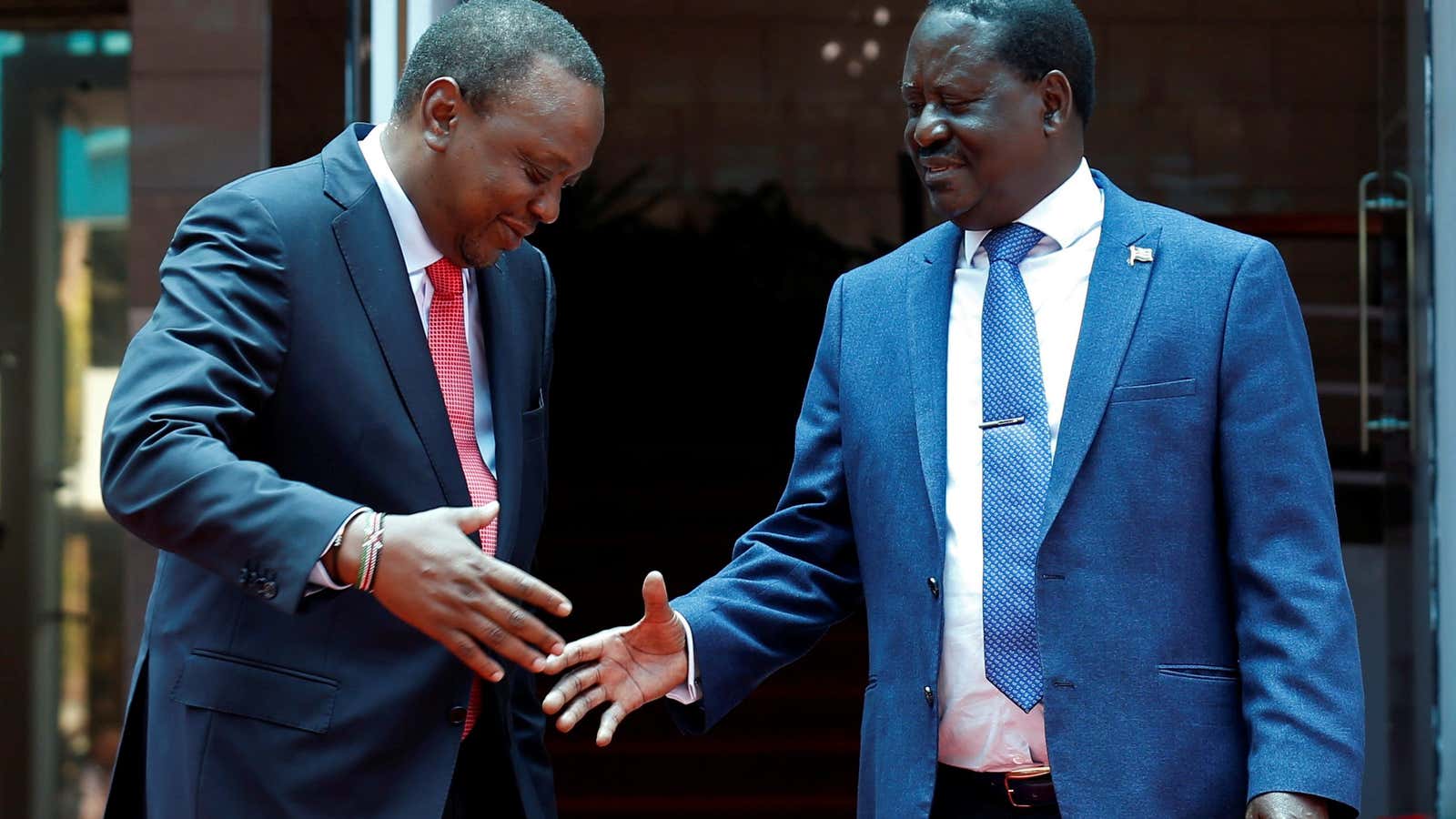 Kenya’s President Uhuru Kenyatta (L) and opposition leader Raila Odinga