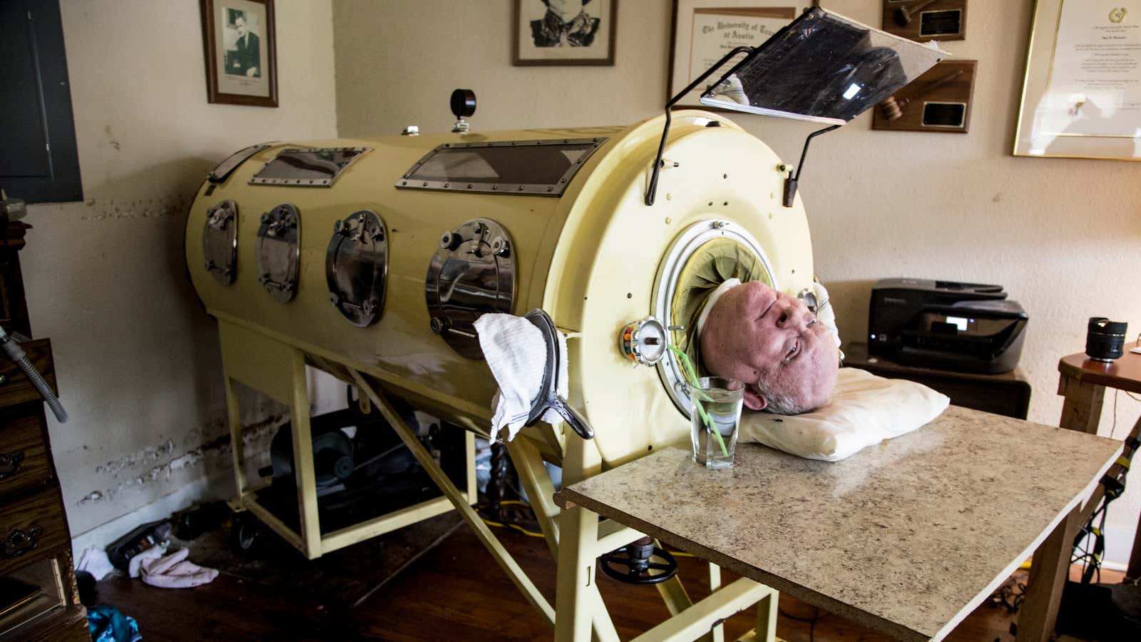 Paul Alexander spends almost every moment of the day inside his iron lung. Photo: Jennings Brown for Gizmodo