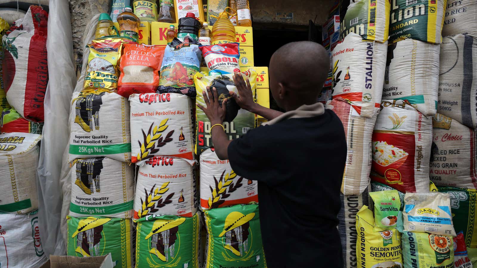 A vendor arranges bags of rice at the Wuse market in Abuja, Nigeria May 15, 2018. REUTERS/Afolabi Sotunde – RC1B6E918430