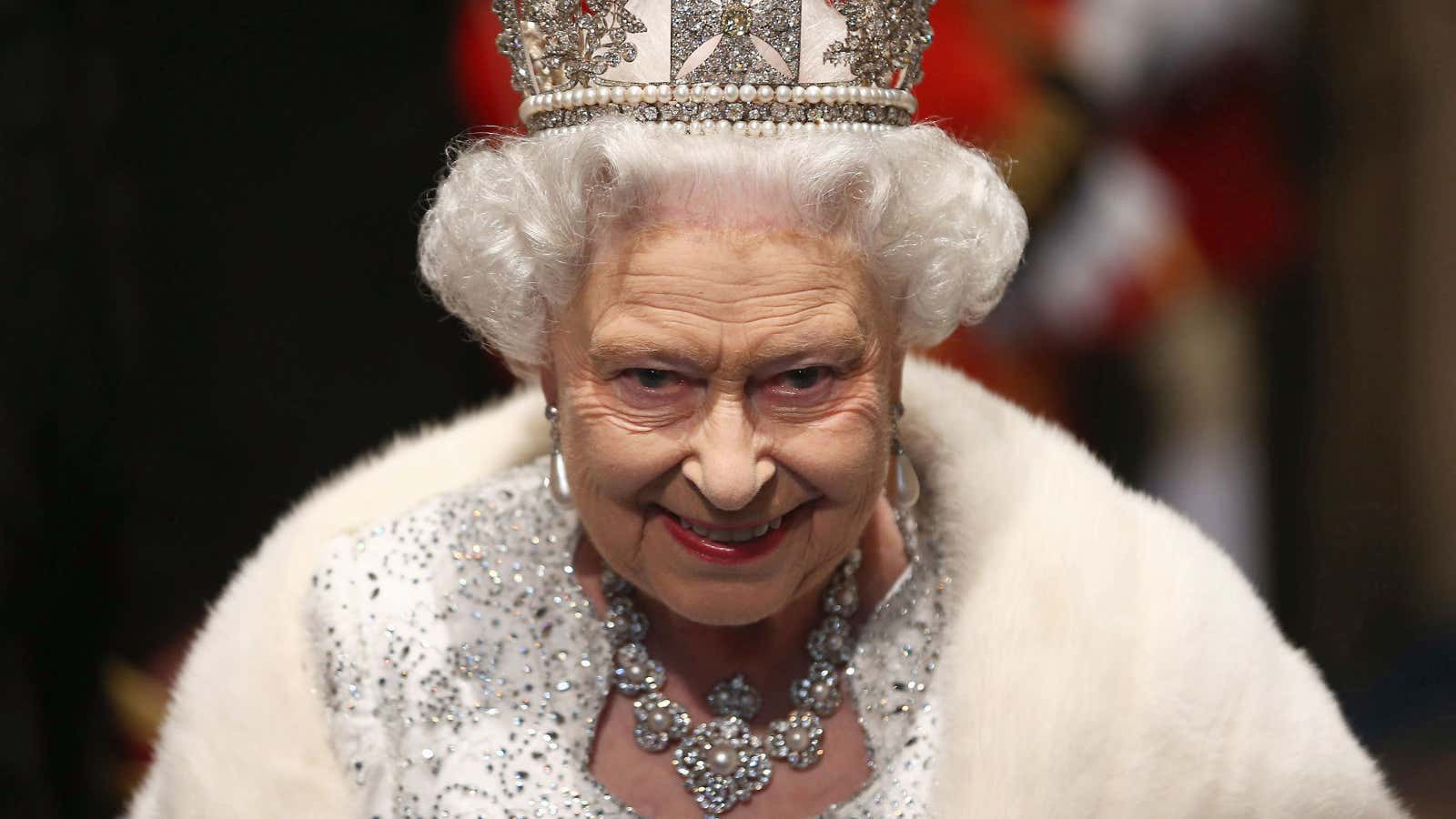 La reina Isabel II podría matar a Meghan Markle y salir indemne, y otras 25 rarezas de la loca monarquía británica