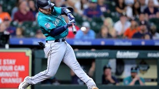 Mariners stay in race with win over Astros