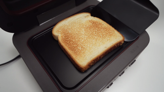 Mitsubishi Unveils a Single-Slice Toaster for $270 – Robb Report