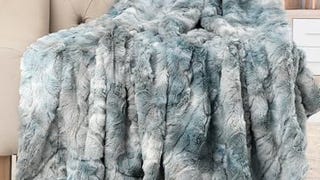 Everlasting Comfort Faux Fur Throw Blanket - Soft, Fluffy,...