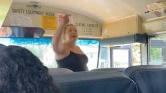 Image for Une Karen de Caroline du Nord monte dans un bus scolaire rempli d’enfants, crie «&#xa0;N-word&#xa0;» à une fille noire, fait des bêtises et découvre
