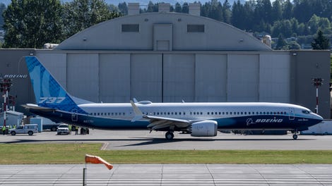 Image for Boeing und das Justizministerium haben eine Vereinbarung getroffen, um einer Strafverfolgung im Zusammenhang mit den tödlichen Abstürzen der 737 Max zu entgehen.