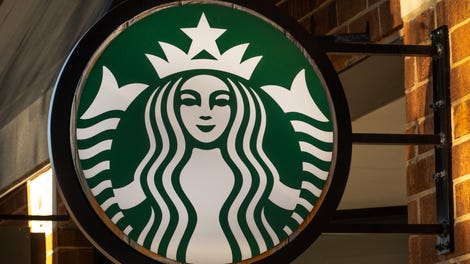 Image for Kalifornischer Autofahrer erhält 50 Millionen Dollar von Starbucks wegen verschüttetem heißen Tee
