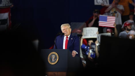 Image for Trumps Reaktion auf den Börsencrash und die Wirtschaftskrise: Biden ist schuld