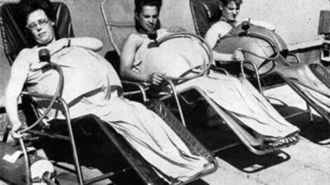 Fashion Scavenger Hunt: Help This Mom-To-Be Find Minimalist Maternity Clothes