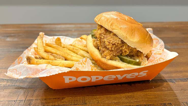 Image for Review: Popeyes' Golden BBQ Chicken Sandwich Fails To Live Up To Its Shiny Name