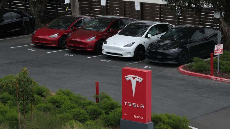 Image for Los federales investigan el retiro por parte de Tesla de 2 millones de vehículos eléctricos con piloto automático