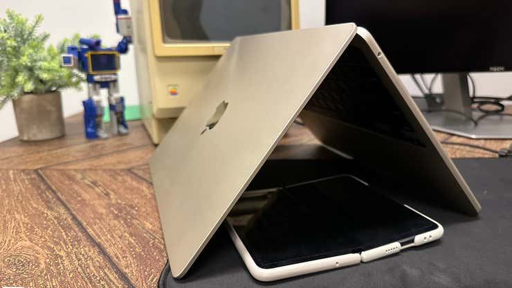 Image for Se rumorea que Apple tiene en proceso una MacBook plegable sin arrugas