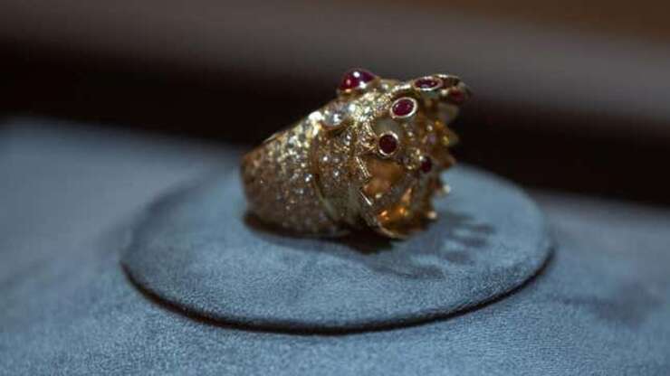 Image for Story of Tupac's 'Crown' Ring, Central in Drake - Kendrick Lamar Beef