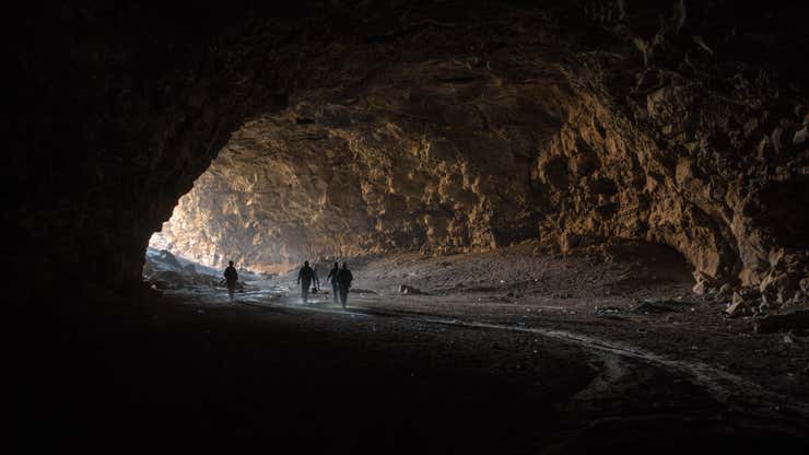 Image for Humanos protegidos en este tubo de lava durante miles de años