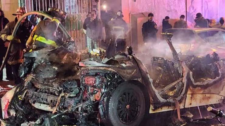Image for La policía dice que un niño de 14 años incendió un auto autónomo Waymo en San Francisco