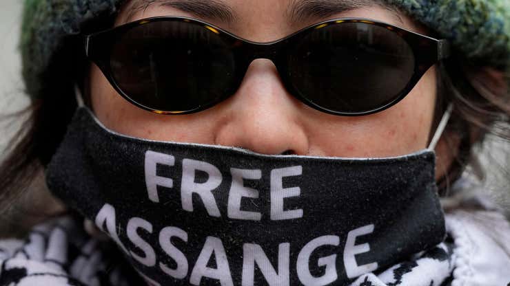 Image for U.S. Pinky Swears Not to Kill Julian Assange If He's Extradited